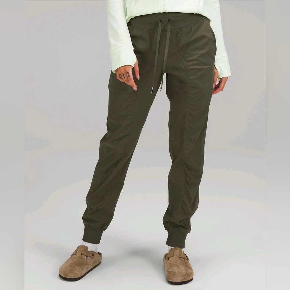 Lululemon Dance Studio Jogger 7/8 Length, Size 8, Green